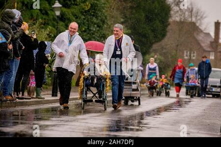 East Hoathly, UK. 26 Décembre, 2019. Les villageois en concurrence dans leur rapport annuel, le lendemain de la PRAM Course à travers les rues de East Hoathly, East Sussex, UK. Les coureurs wacky construire leurs machines en secret chaque année avant course leurs créations aux Rois Head pub. Crédit : Jim Holden/Alamy Live News. Banque D'Images