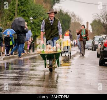 East Hoathly, UK. 26 Décembre, 2019. Les villageois en concurrence dans leur rapport annuel, le lendemain de la PRAM Course à travers les rues de East Hoathly, East Sussex, UK. Les coureurs wacky construire leurs machines en secret chaque année avant course leurs créations aux Rois Head pub. Crédit : Jim Holden/Alamy Live News. Banque D'Images