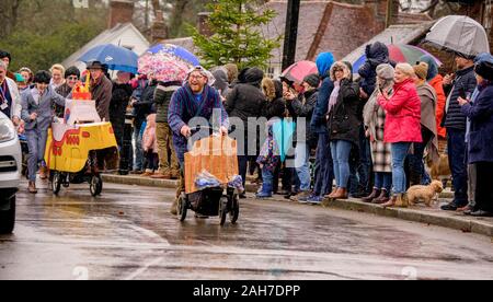 East Hoathly, UK. 26 Décembre, 2019. Les villageois en concurrence dans leur rapport annuel, le lendemain de la PRAM Course à travers les rues de East Hoathly, East Sussex, UK. Les coureurs wacky construire leurs machines en secret chaque année avant course leurs créations aux Rois Head pub. Crédit : Jim Holden/Alamy Live News. Banque D'Images