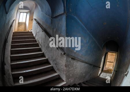 Vue imprenable sur un ancien escalier en pierre du monastère avec murs en plâtre bleu Banque D'Images