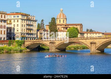 Bateau aviron sur l'Arno à Florence Banque D'Images