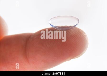 Des lentilles de contact détail doigts isolés avec fond blanc. Composition horizontale. Banque D'Images