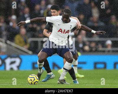 Brighton et Hove Albion's Steven Alzate (à gauche) et Tottenham Hotspur's Moussa Sissoko bataille pour la balle durant le match à la Premier League Tottenham Hotspur Stadium, Londres. Banque D'Images