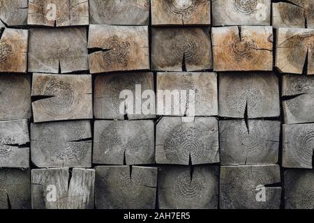 La texture du bois brun de forme carrée. Mur de brique en bois. Mosaïque de bars, la maçonnerie de la tuile Banque D'Images