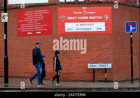 Fans arrivent au stade de l'avant du match de Premier League Lane, Sheffield. Banque D'Images