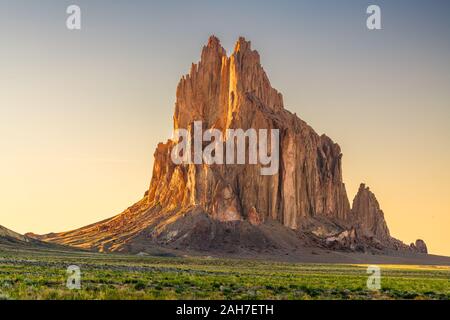 Shiprock, New Mexico, USA à la formation rocheuse de Shiprock. Banque D'Images