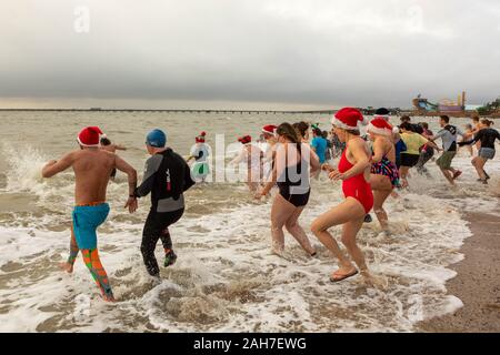 Plage du Jubilé, Southend-on-Sea, Royaume-Uni. Dec 26, 2019. Plus de 200 participants braver le froid de l'eau à Southend-on-Sea, certains déguisés, prendre part à la RNLI Southend Boxing Day Dip. Le gagnant, la personne qui peut rester dans l'eau froide 5-6C à l'estuaire de la Tamise, la plus longue. Penelope Barritt/Alamy Live News Banque D'Images