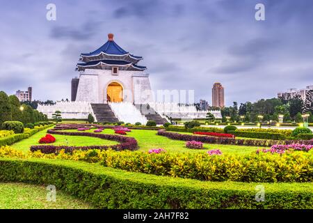 Le Mémorial de Tchang Kaï-chek à Taipei, Taiwan au crépuscule. Banque D'Images