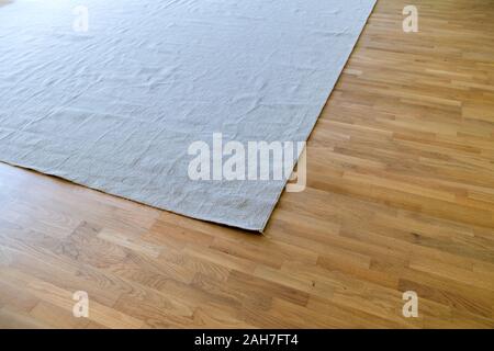 Close up de tapis froissé sur plancher plancher en bois. Banque D'Images