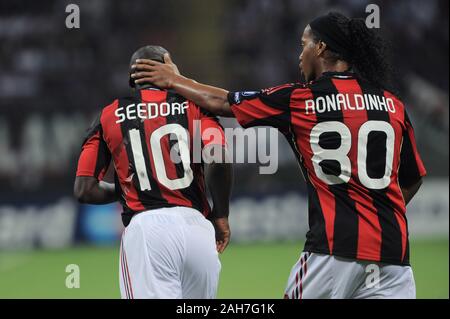 Milan, Italie, le 15 septembre 2010,'' SAN SIRO Stadium, Ligue des champions 2010/2011 , AC Milan - AJ Auxerre : Clarence Seedorf et Ronaldinho Banque D'Images