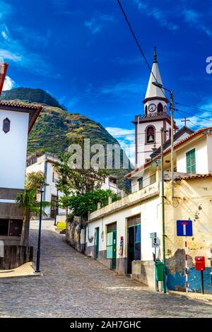 Petite rue de charme et tour d'église à Porto Moniz, Madère, Portugal Banque D'Images