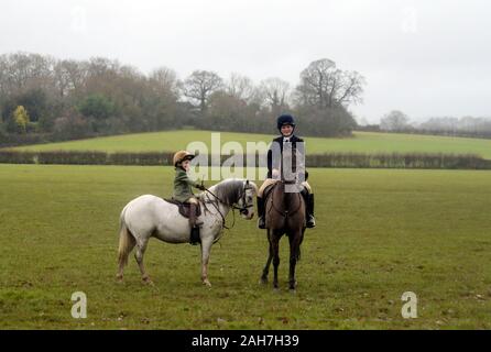 Les membres de l'ancien Surrey Burstow et West Kent Boxing Day Hunt dans Edenbridge, Kent. Banque D'Images