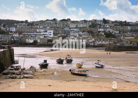 Saint Ives' Harbour et Smeaton's Pier à marée basse à partir du quai, St Ives, Cornwall, UK Banque D'Images