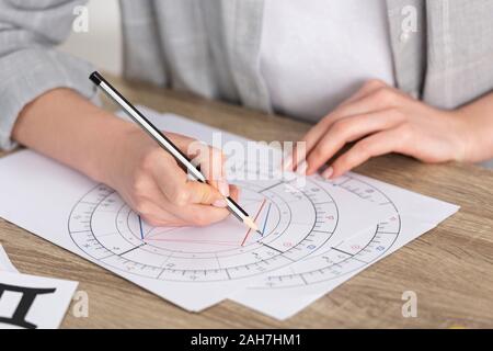 Portrait de l'astrologue dimensions carte natale sur table en bois Banque D'Images