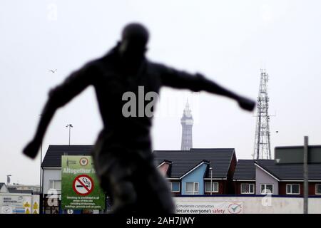 Blackpool, Royaume-Uni. Dec 26, 2019. BLACKPOOL, ANGLETERRE - 26 décembre Vue générale de Stanley Mortensen statue avec la tour de Blackpool pendant le match de Ligue 1 pari du ciel entre Blackpool et Accrington Stanley à Bloomfield Road, Blackpool le jeudi 26 décembre 2019. (Crédit : Tim Markland | MI News) photographie peut uniquement être utilisé pour les journaux et/ou magazines fins éditoriales, licence requise pour l'usage commercial Crédit : MI News & Sport /Alamy Live News Banque D'Images