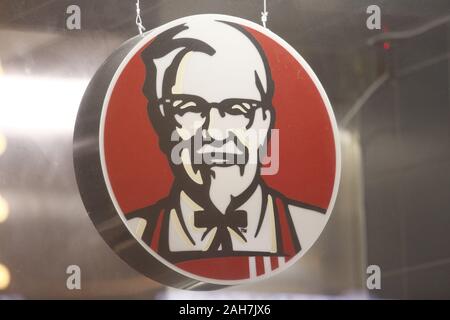 25 décembre 2019, Saint-Pétersbourg, Russie : la chaîne américaine de restauration rapide Kentucky Fried Chicken (KFC) logo vu dans Saint Petersburg. (Crédit Image : © Sergei Mikhailichenko/SOPA des images à l'aide de Zuma sur le fil) Banque D'Images