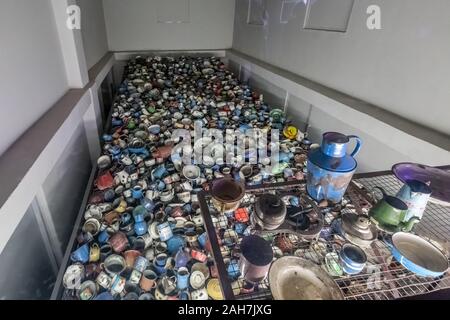 Cracovie, Pologne - 27 juin 2018 : Pile d'assiettes dans l'ancien camp de concentration et d'extermination nazi d'Auschwitz-Birkenau. Ici ont été exterminés 1. Banque D'Images