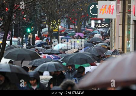 Londres, Royaume-Uni. Dec 26, 2019. Foules braver les pluie pour le Boxing Day sales sous une mer de parapluies, Oxford Street, London Crédit : Paul Brown/Alamy Live News Banque D'Images