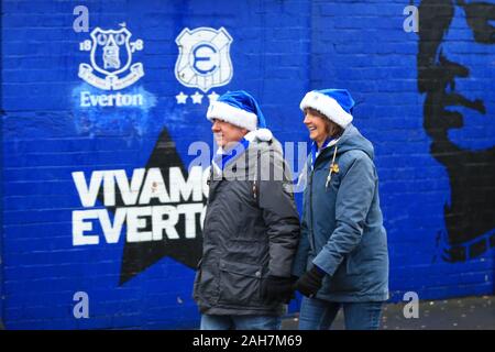 Goodison Park, Liverpool, Merseyside, Royaume-Uni. Dec 26, 2019. English Premier League, Everton contre Burnley ; Everton fans portant des chapeaux de fête Santa bleu à pied le long de Goodison Road avant le match - strictement usage éditorial uniquement. Pas d'utilisation non autorisée avec l'audio, vidéo, données, listes de luminaire, club ou la Ligue de logos ou services 'live'. En ligne De-match utilisation limitée à 120 images, aucune émulation. Aucune utilisation de pari, de jeux ou d'un club ou la ligue/player Crédit : publications Plus Sport Action/Alamy Live News Crédit : Action Plus de Sports/Alamy Live News Banque D'Images