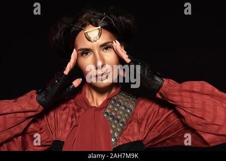 Vue avant du beau steampunk woman looking at camera isolated on black Banque D'Images