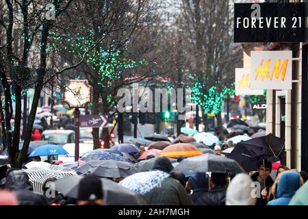 Londres, Royaume-Uni. Dec 26, 2019. Foules braver les pluie pour le Boxing Day sales sous une mer de parapluies, Oxford Street, London Crédit : Paul Brown/Alamy Live News Banque D'Images