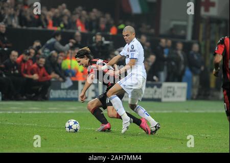 Milan, Italie , 03 novembre 2010, 'un' Siro Stadium, Ligue des champions 2010/2011, l'AC Milan - Real Madrid CF : Zlatan Ibrahimovic et Pepe Banque D'Images