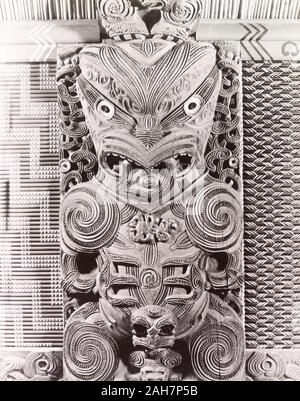 Les Maoris de Nouvelle-Zélande, 'tekoteko' panelClose plan sur une 'Maori tekoteko', une figure humaine à partir de bois sculpté et richement décorés avec des motifs tourbillonnants. Sous-titre suivant ce panneau sculpté EST UN EXEMPLE DE SCULPTURE sur bois des Maoris. Le GROUPE EST À L'INTÉRIEUR DE LA MAISON DE RÉUNION DE TAMTEKAPU À Rotorua, 1966. 2005/010/1/16/10. Banque D'Images