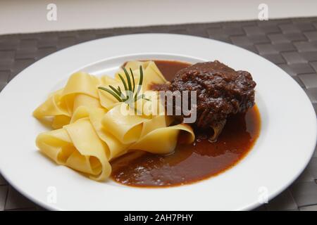 Joues de boeuf aux vermicelles Banque D'Images