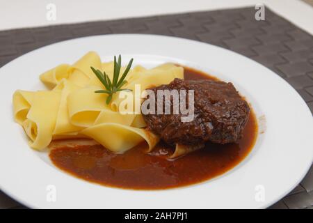 Joues de boeuf aux vermicelles Banque D'Images