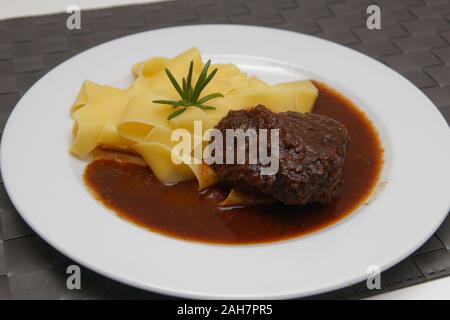 Joues de boeuf aux vermicelles Banque D'Images