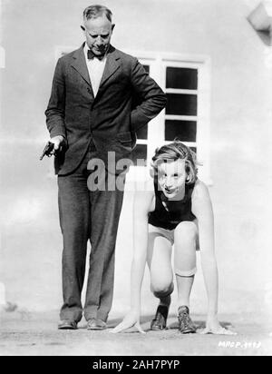 GRETA GARBO avec DEAN CROMWELL chef entraîneur de l'Université de Californie du Sud début 1926 Metro Goldwyn Mayer Photo Publicité Banque D'Images