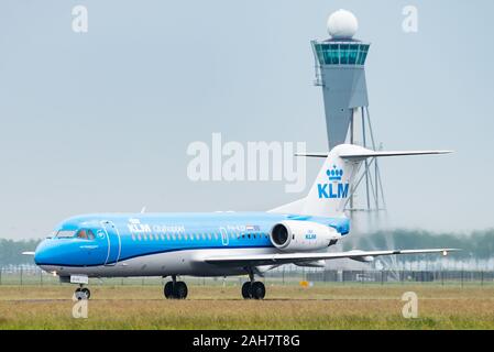 Un Fokker 70 avions de passagers de KLM Cityhopper à l'aéroport d'Amsterdam Schiphol. Banque D'Images