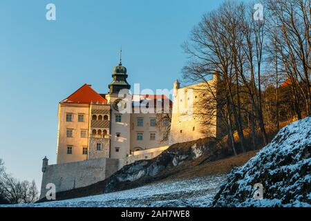 Pieskowa Skala Castle situé dans le Parc National Ojcowski, temps d'hiver Banque D'Images