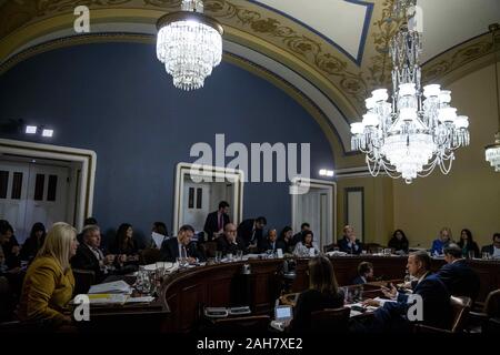 17 décembre 2019, Washington, District of Columbia, USA : témoignage lors de l'United States House Committee on Règles Audition d'envisager H. Res. 755 ''invalider Donald John Trump, président des États-Unis, pour crimes et délits majeurs'' à Washington, DC, le mardi 17 décembre 2019 (Crédit Image : © Anna Moneymaker/CNP via Zuma sur le fil) Banque D'Images