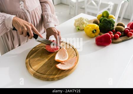 Portrait de jeune femme enceinte pamplemousse coupe Banque D'Images