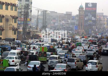 Voir d'embouteillage à cause de l'irresponsabilité des fonctionnaires de police de la circulation, en créant des problèmes pour l'écoulement normal du trafic montrant négligence d'autorités concernées, à Ferozepur road à Lahore le Jeudi, Décembre 26, 2019. Banque D'Images