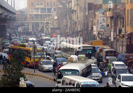 Voir d'embouteillage à cause de l'irresponsabilité des fonctionnaires de police de la circulation, en créant des problèmes pour l'écoulement normal du trafic montrant négligence d'autorités concernées, à Ferozepur road à Lahore le Jeudi, Décembre 26, 2019. Banque D'Images