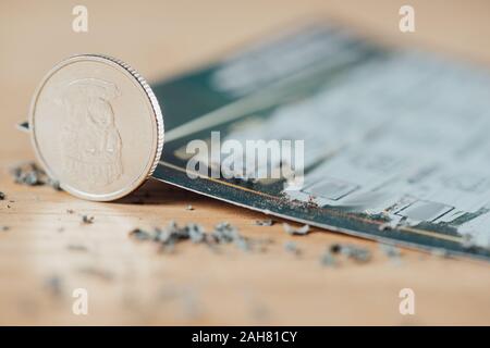 Focus sélectif de pièce d'argent près de rayé billet de loterie Banque D'Images