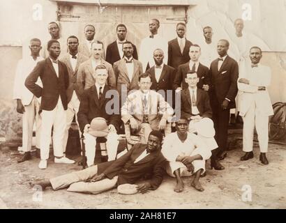 Le Nigeria, le marquage au verso : 'African l'huile de noix du personnel. Epetido, Lagos, Nigeria, B W Afrique, 18 mai 1921". Portrait de groupe de personnel d'Europe et d'Afrique de l'huile de noix de l'Afrique de l'entreprise, 18 mai 1921. 2/27/2000/098. Banque D'Images