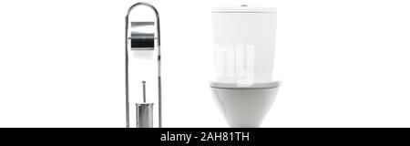 Nettoyer la cuvette des toilettes en céramique près de support métallique avec du papier toilette et brosse isolé sur blanc, vue panoramique tourné Banque D'Images
