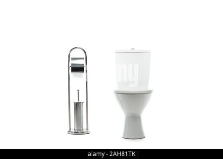 Nettoyer la cuvette des toilettes en céramique près de support métallique avec du papier toilette et brosse isolated on white Banque D'Images