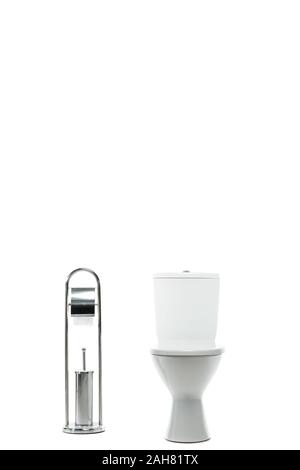 Nettoyer la cuvette des toilettes en céramique près de support métallique avec du papier toilette et brosse isolated on white Banque D'Images
