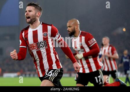 L'Oliver Norwood de Sheffield United (à gauche) célèbre marquant son but premier du côté du jeu au cours de la Premier League match à Bramall Lane, Sheffield. Banque D'Images