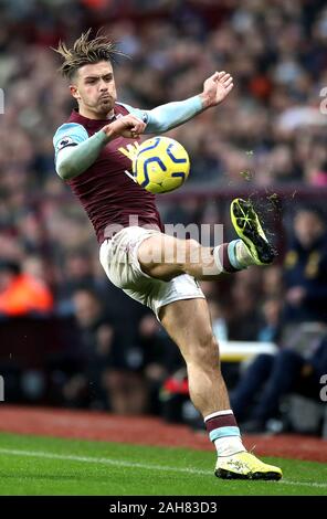 Aston Villa's Jack Grealish (droite) et Norwich City's Max Aarons (à gauche) bataille pour la balle durant le premier match de championnat à Villa Park, Birmingham. Banque D'Images