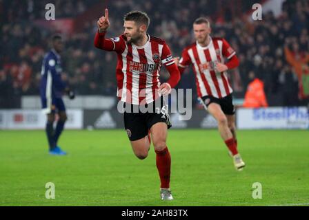 Sheffield United's Oliver Norwood fête marquant son premier but de côtés du jeu pendant le match de Premier League Lane, Sheffield. Banque D'Images