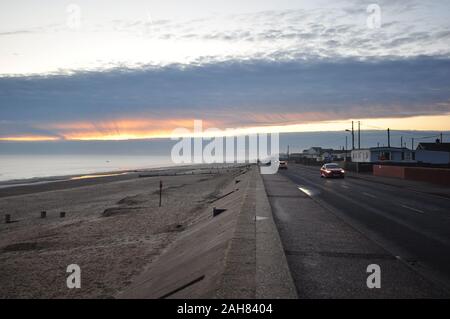 Walcott Beach et Sea Wall, au nord-est de Norfolk, England UK Banque D'Images