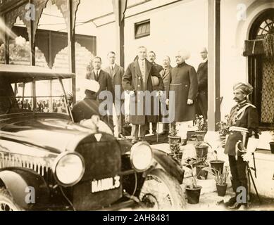 L'Inde, Sir Edward Maclagan, Lieutenant-Gouverneur du Pendjab (centre), se dresse sur une terrasse en compagnie de plusieurs fonctionnaires britanniques et le rajah de Suket. Winthrop's diary décrit la visite comme comprenant une cérémonie et Banquet d'État.manuscrit original légende : SUKET 28/3 à 1/4 années 1920 H.E.W. Parsons H.H. Burlton français Raja Sandford A.D.C. 28 mars 1920, Suket - 1 avril 1920. 2001/243/1/1/3/43. Banque D'Images