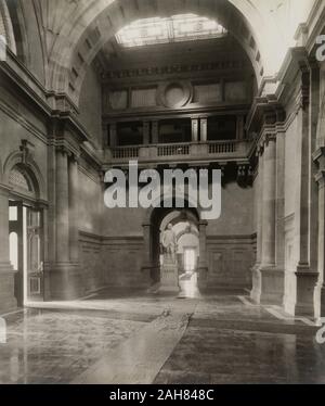 L'Inde, vue de la statue en marbre de Lord Robert Clive à l'intérieur de salles de l'Édifice commémoratif Victoria, vers 1921. 2003/071/1/1/4/9. Banque D'Images