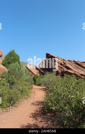 Un sentier rouge menant à une grande formation de grès rouge sur la piste de Trading Post, Red Rocks Park, Colorado, USA Banque D'Images