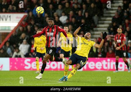 Pierre-Emerick Aubameyang d'Arsenal est souillée par Bournemouth Jefferson Lerma au cours de la Premier League match au stade de vitalité, de Bournemouth. Banque D'Images